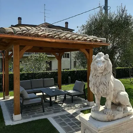 La Tana Dei Leoni Bed & Breakfast 4*